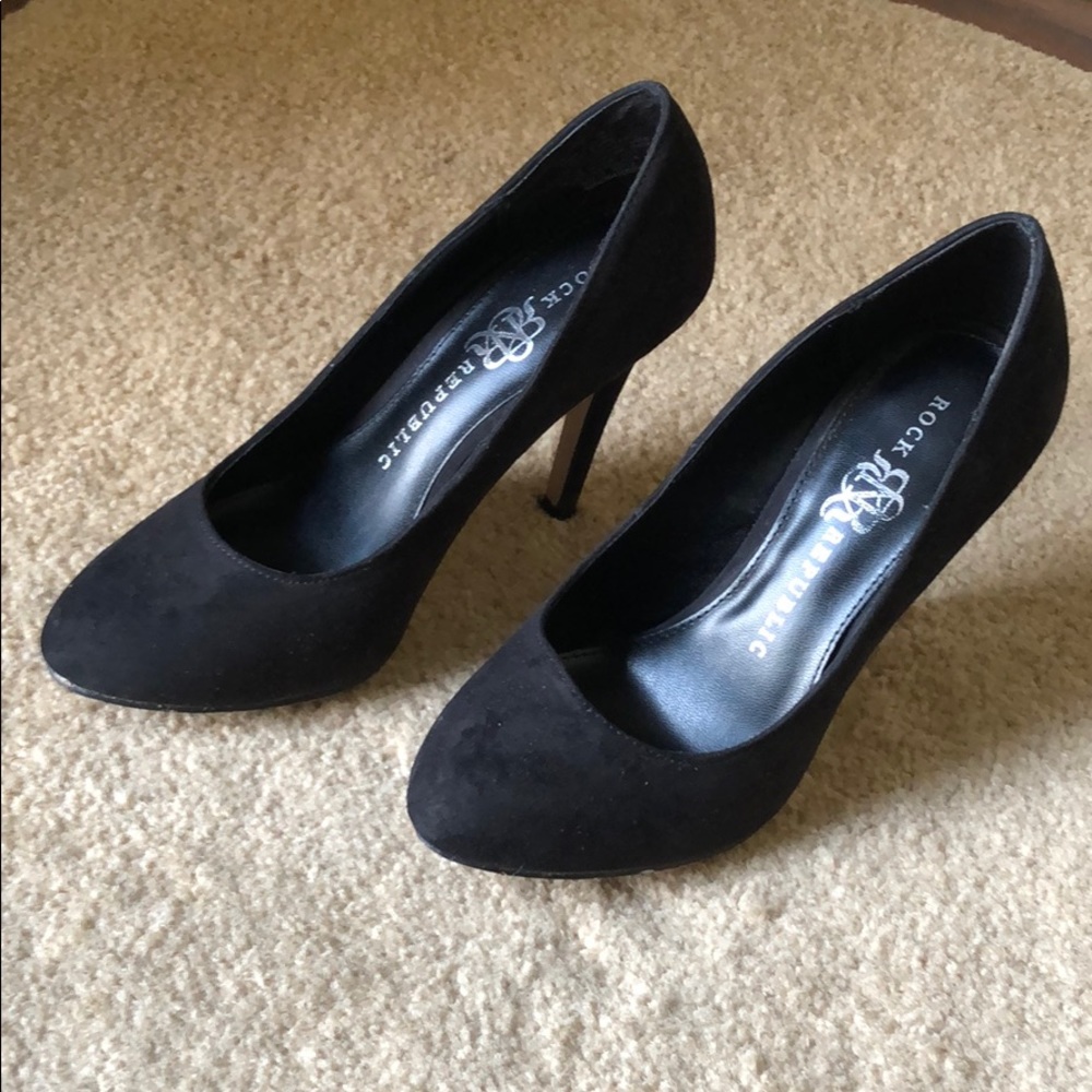 Suede black pumps